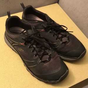 Like new Keen hiking shoes